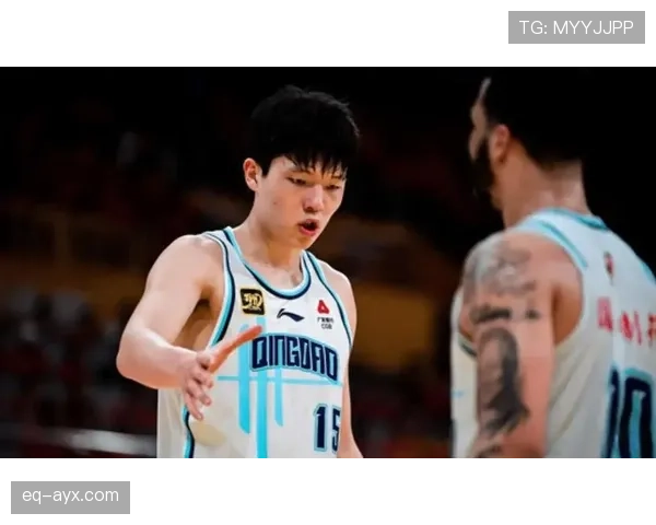 杨瀚森一到家就换成拖鞋，场上还那么飒，差距也忒大了点吧？