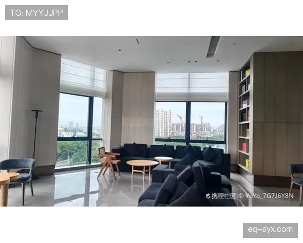 张博恒训练完直接瘫地上啃香蕉，这自律和松弛感谁懂啊